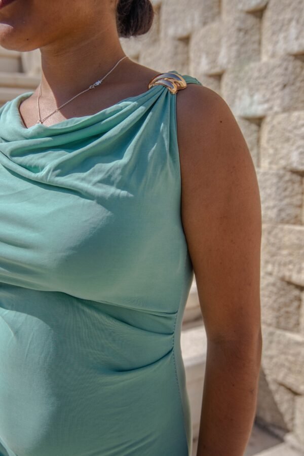 Vestido largo verde agua con detalle dorado en el hombro