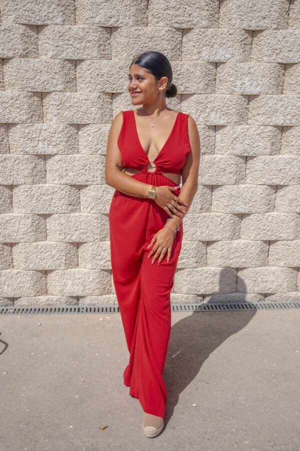 Mono largo con apertura lateral y lazada en la espalda burdeos