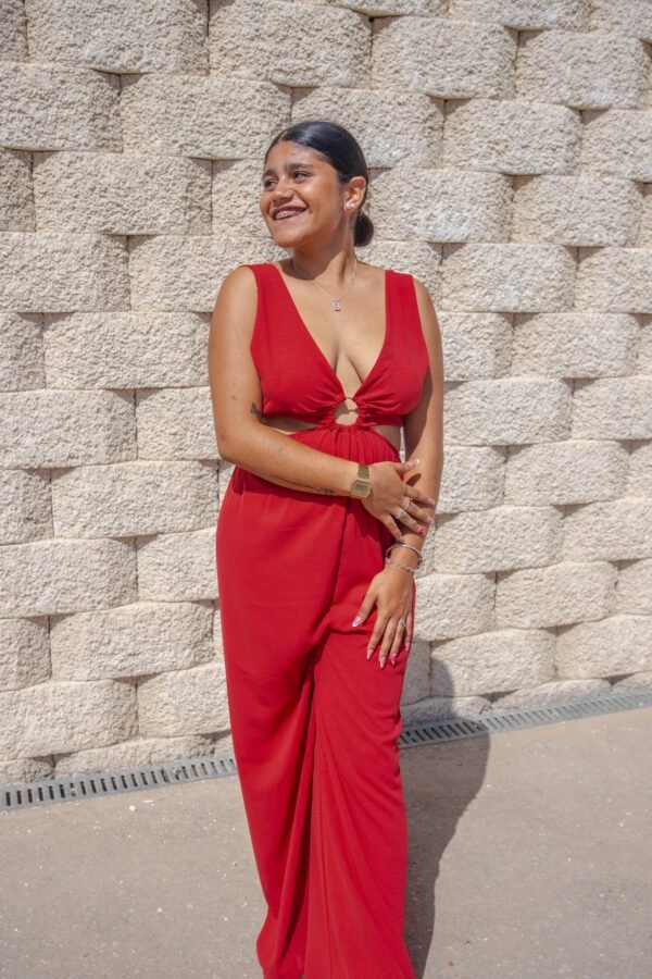 Mono largo con apertura lateral y lazada en la espalda burdeos