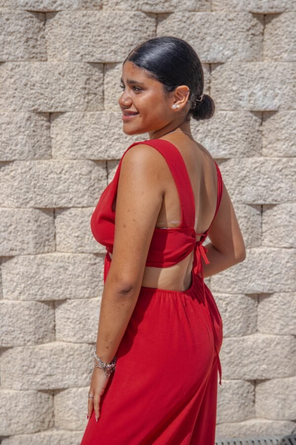 Mono largo con apertura lateral y lazada en la espalda burdeos