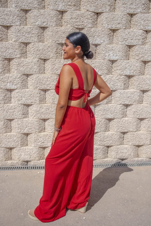 Mono largo con apertura lateral y lazada en la espalda burdeos