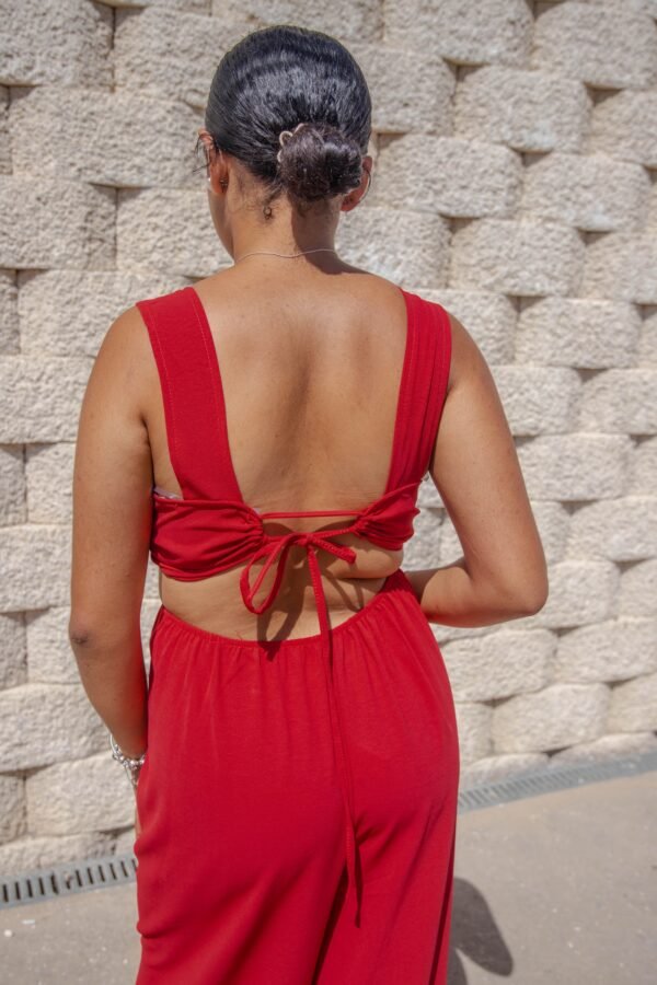 Mono largo con apertura lateral y lazada en la espalda burdeos