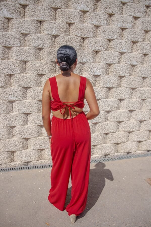 Mono largo con apertura lateral y lazada en la espalda burdeos