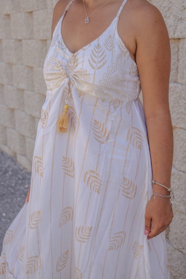 Vestido largo blanco con fruncido en el pecho y detalles en dorado