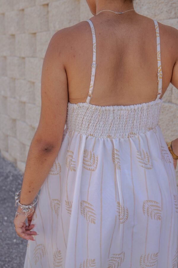 Vestido largo blanco con fruncido en el pecho y detalles en dorado