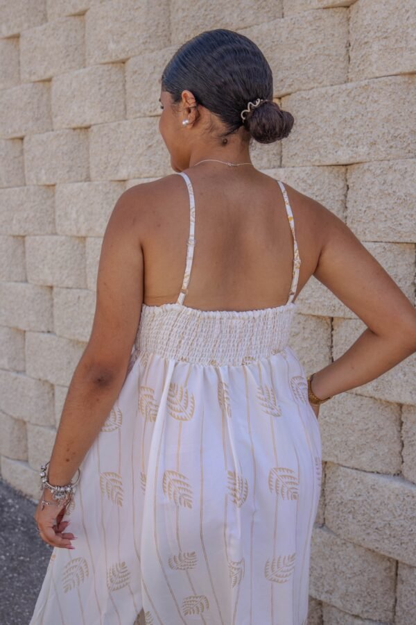 Vestido largo blanco con fruncido en el pecho y detalles en dorado