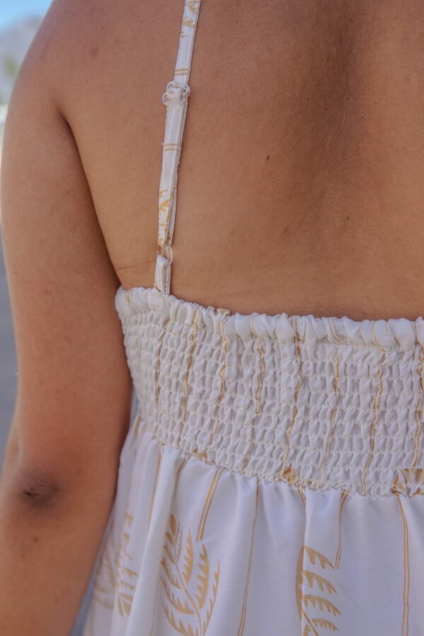 Vestido largo blanco con fruncido en el pecho y detalles en dorado