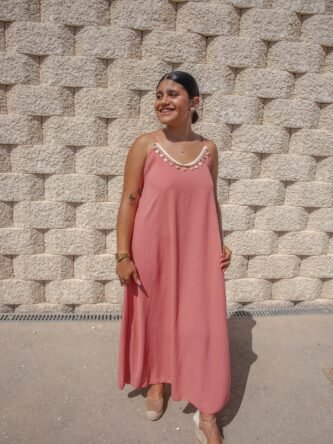 Vestido largo de tirantes con decoración en el escote rosa princesa