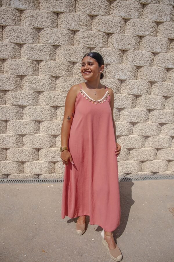 Vestido largo de tirantes con decoración en el escote rosa princesa