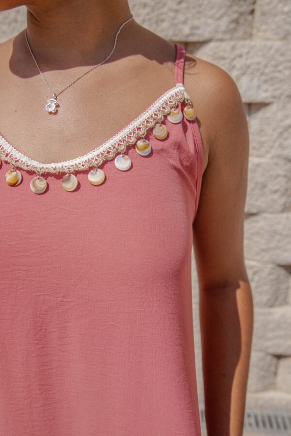 Vestido largo de tirantes con decoración en el escote rosa princesa