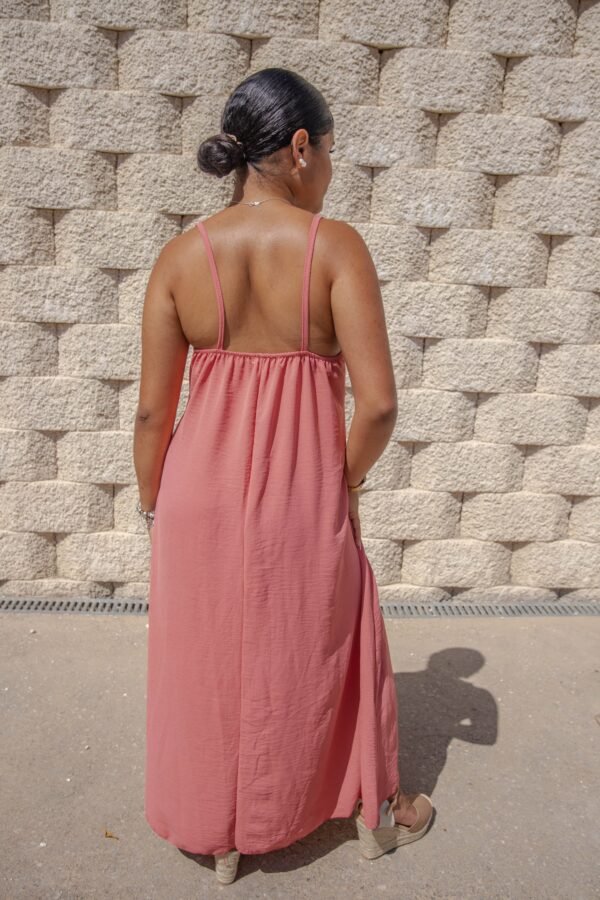 Vestido largo de tirantes con decoración en el escote rosa princesa