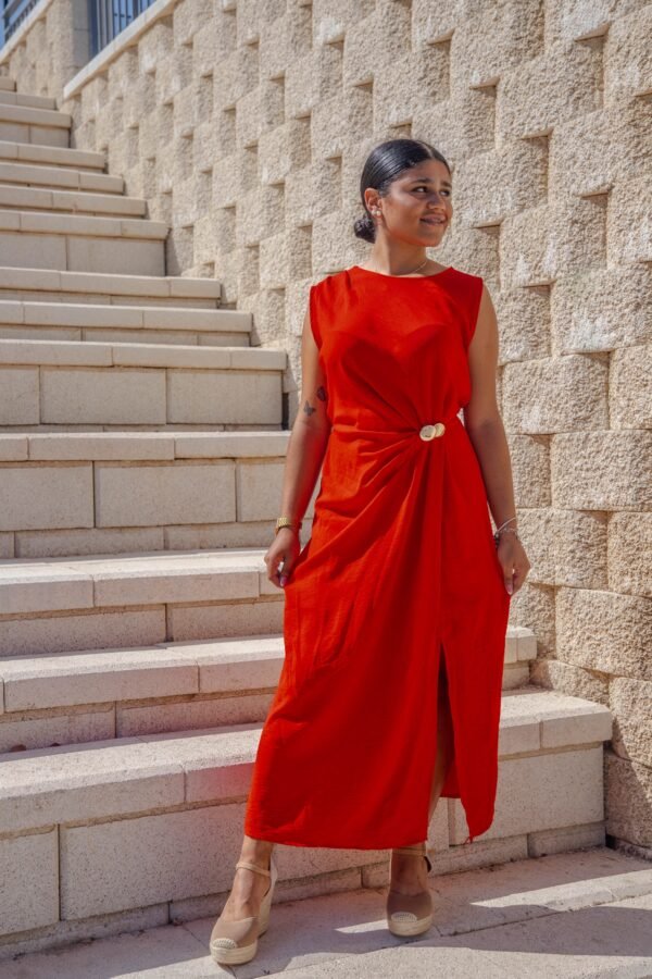 Vestido largo con fruncido y detalle dorado en la cintura rojo