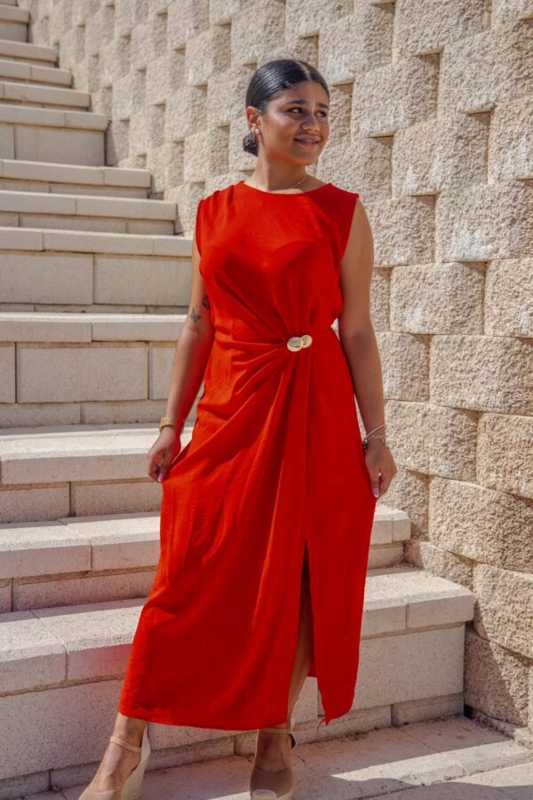 Vestido largo con fruncido y detalle dorado en la cintura rojo