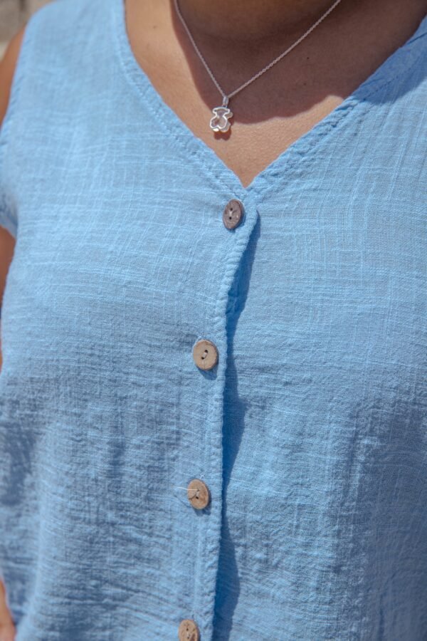 Conjunto dos piezas chaleco y pantalón corto con cinturón azul