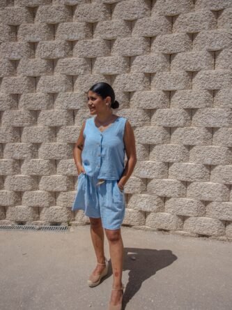 Conjunto dos piezas chaleco y pantalón corto con cinturón azul