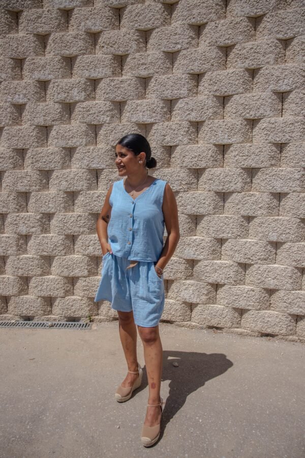 Conjunto dos piezas chaleco y pantalón corto con cinturón azul