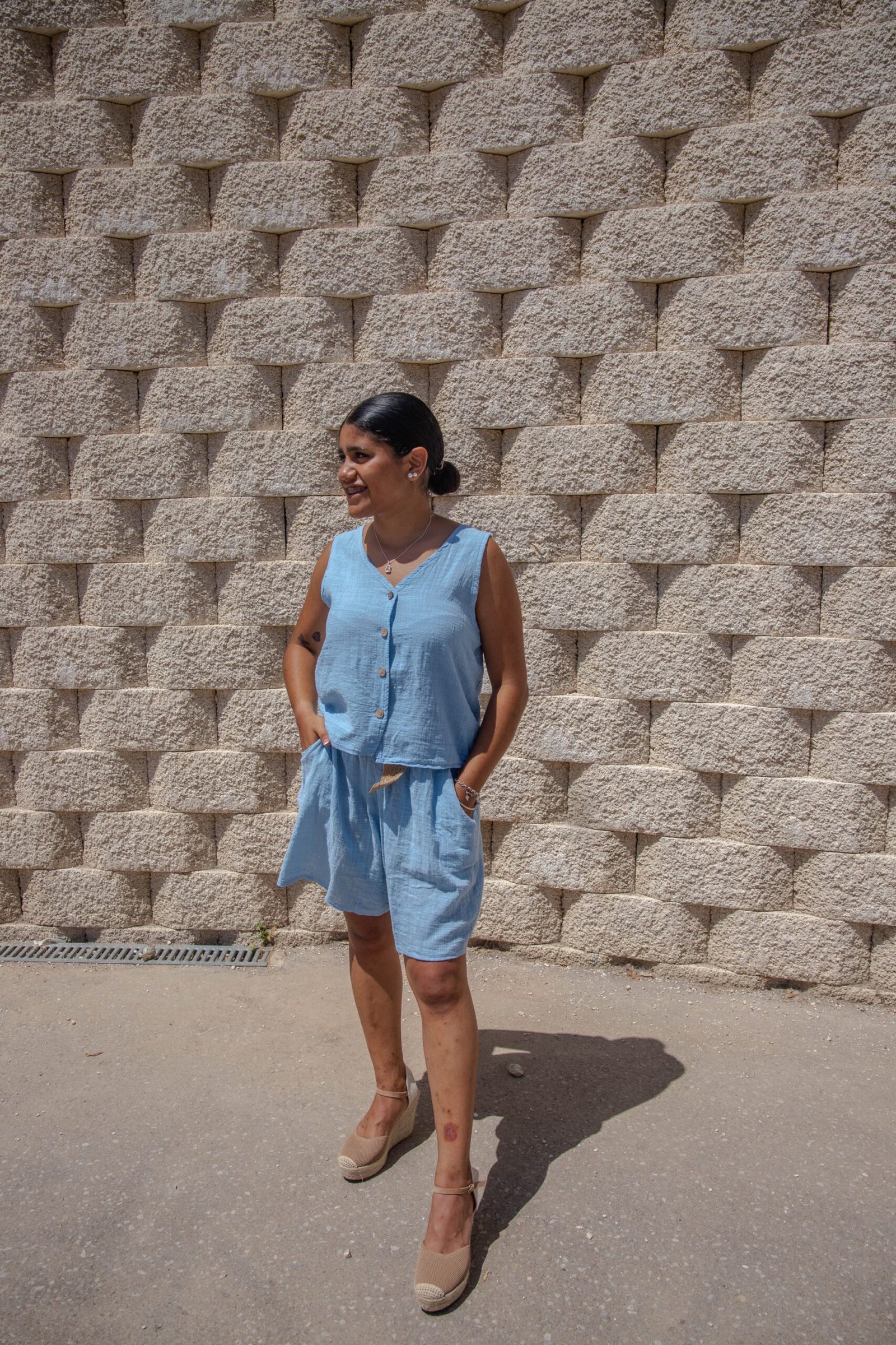 Conjunto dos piezas chaleco y pantalón corto con cinturón azul