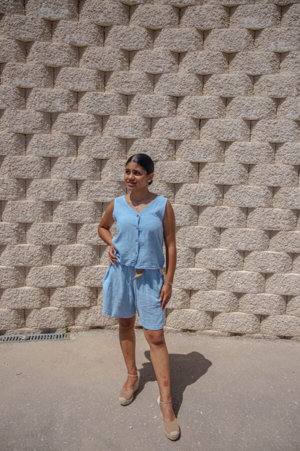 Conjunto dos piezas chaleco y pantalón corto con cinturón azul