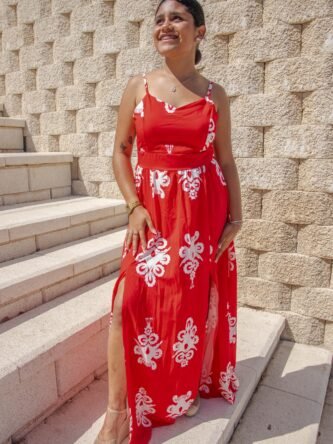 Vestido largo con nudo a la espalda y cascos en el pecho rojo