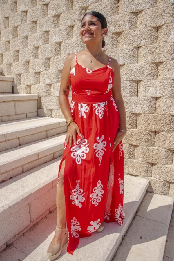 Vestido largo con nudo a la espalda y cascos en el pecho rojo