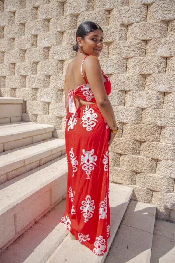 Vestido largo con nudo a la espalda y cascos en el pecho rojo