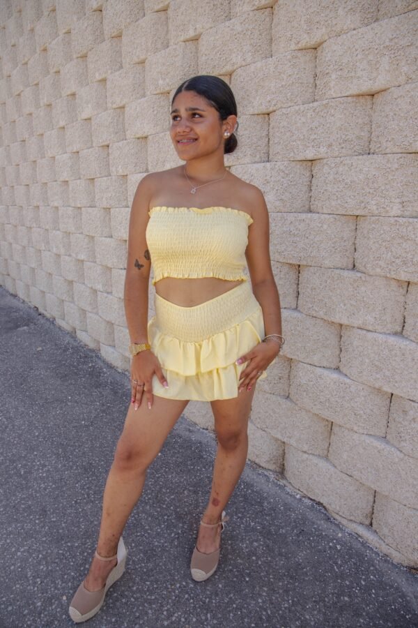 Conjunto dos piezas top y falda pantalón amarillo