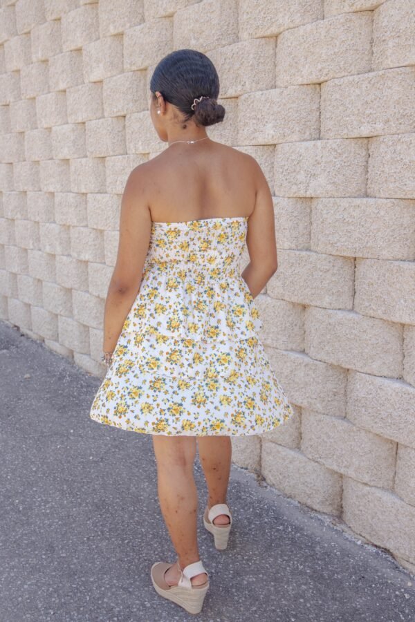 Vestido corto y nudo en el escote estampado de flores amarillas