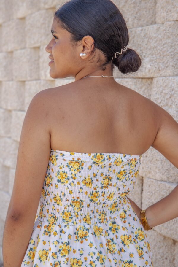 Vestido corto y nudo en el escote estampado de flores amarillas