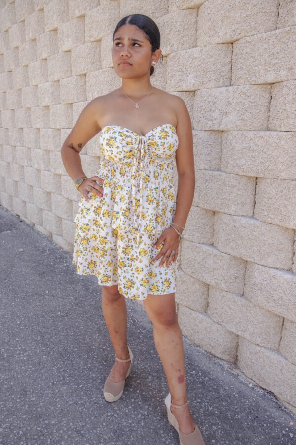 Vestido corto y nudo en el escote estampado de flores amarillas