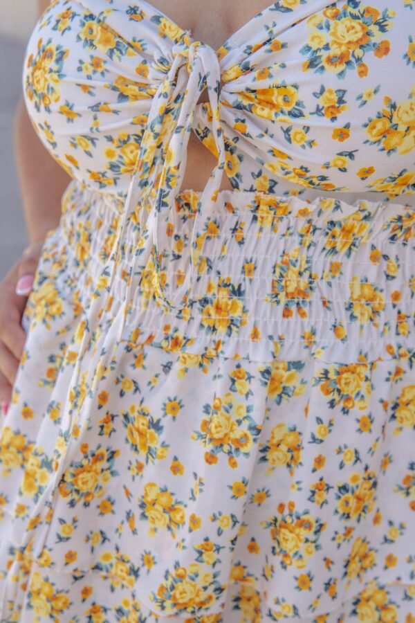Vestido corto y nudo en el escote estampado de flores amarillas