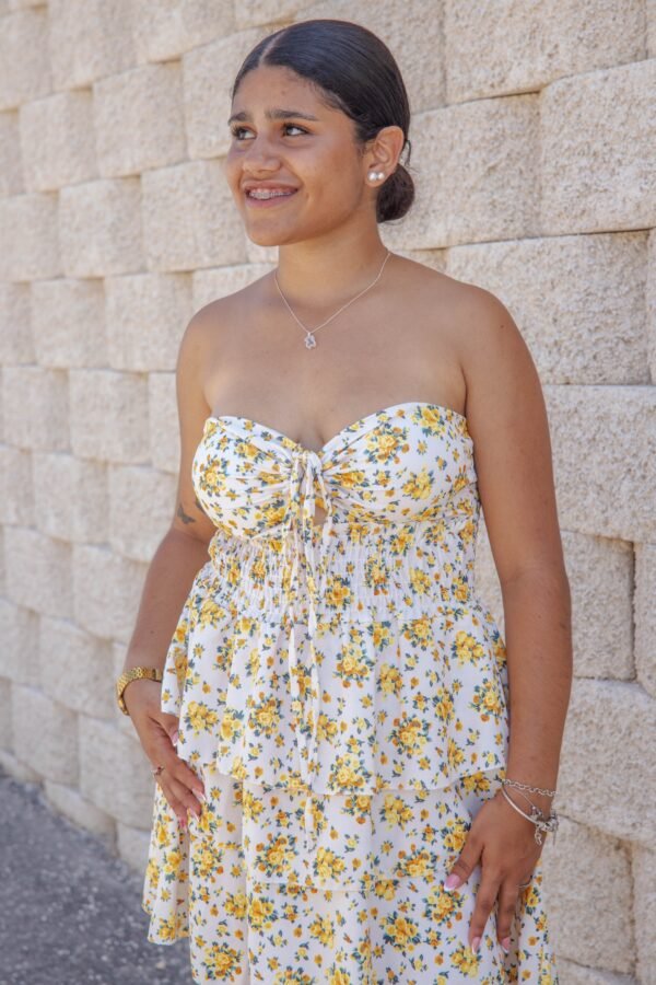 Vestido corto y nudo en el escote estampado de flores amarillas