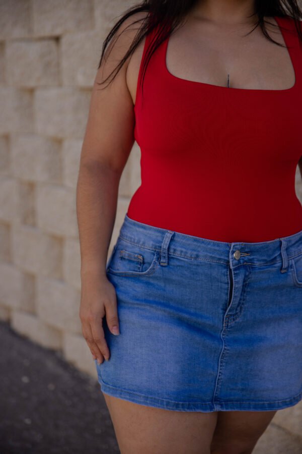 Bodies de licra con escote barco rojo.