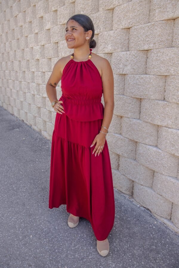 Conjunto dos piezas falda larga y top anudado al cuello burdeos