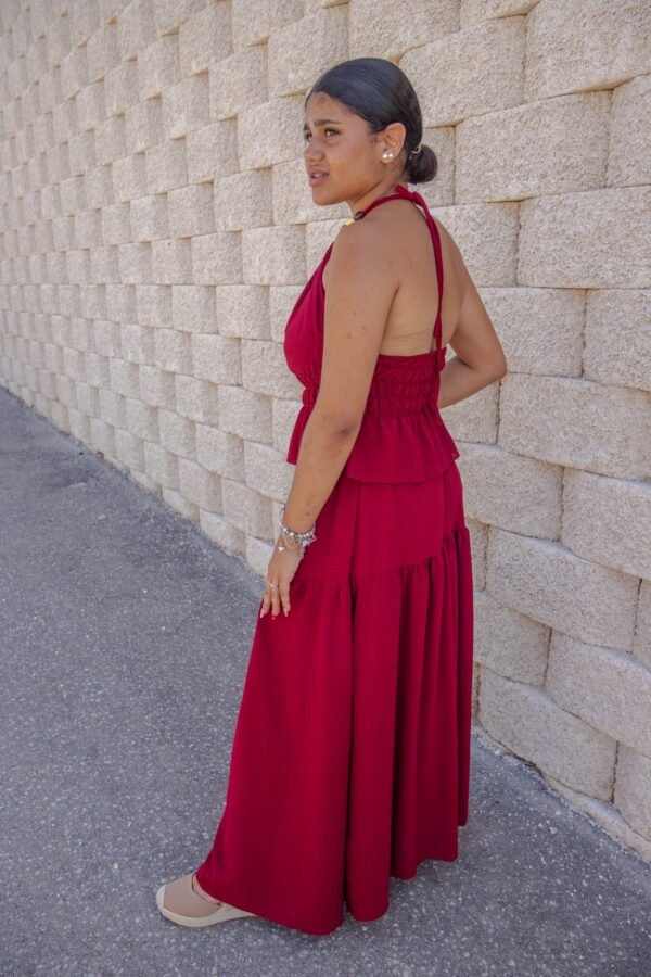 Conjunto dos piezas falda larga y top anudado al cuello burdeos