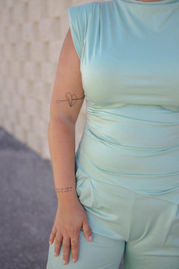 Conjunto dos piezas pantalón largo y blusa de hombreras verde agua