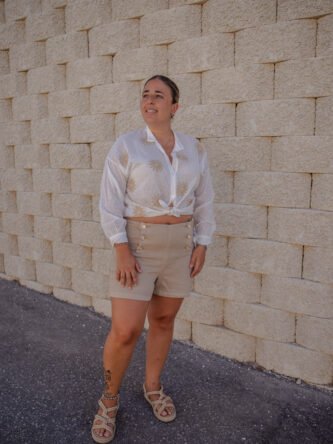 Pantalón vaquero corto con botones delanteros camel