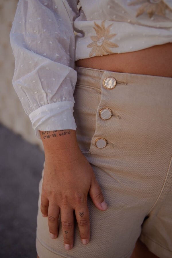 Pantalón vaquero corto con botones delanteros camel