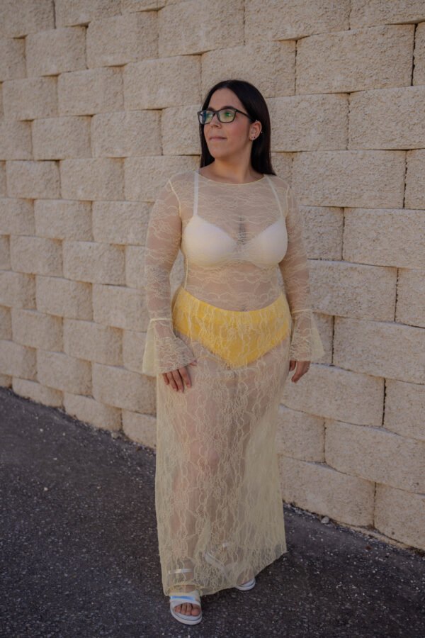 Conjunto de falda larga y top de encaje amarillo