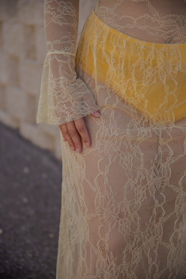 Conjunto de falda larga y top de encaje amarillo