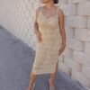 Vestido de crochet con apertura lateral dorado