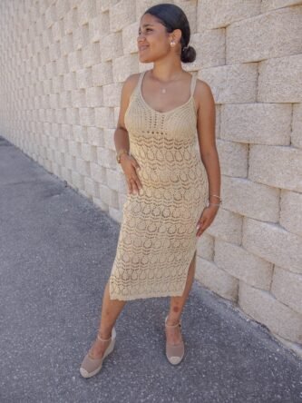Vestido de crochet con apertura lateral dorado
