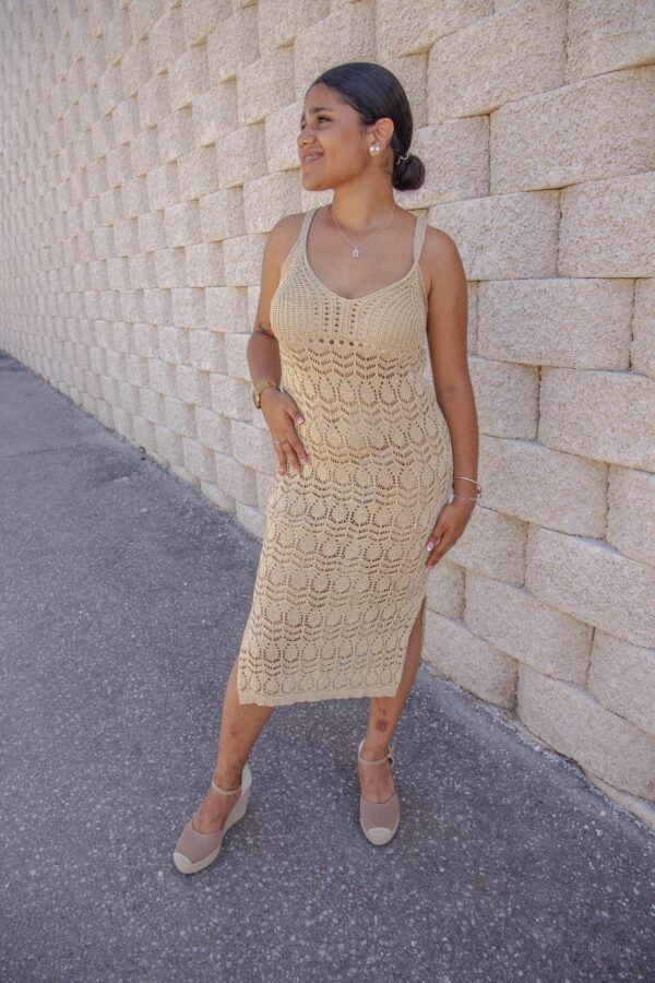 Vestido de crochet con apertura lateral dorado