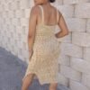 Vestido de crochet con apertura lateral dorado
