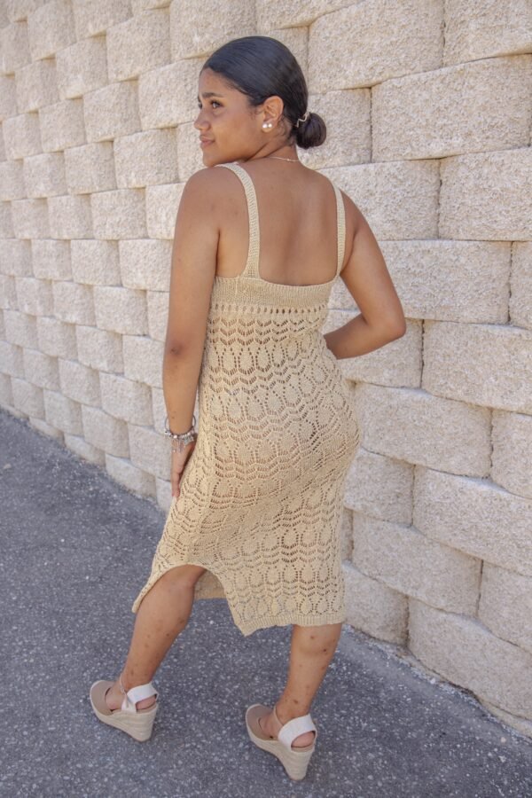 Vestido de crochet con apertura lateral dorado