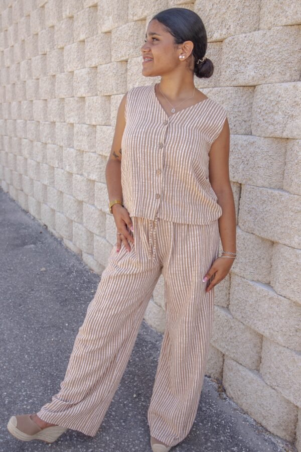 Conjunto dos piezas chaleco y pantalón largo de rayas camel