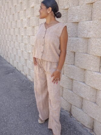 Conjunto dos piezas chaleco y pantalón largo de rayas camel