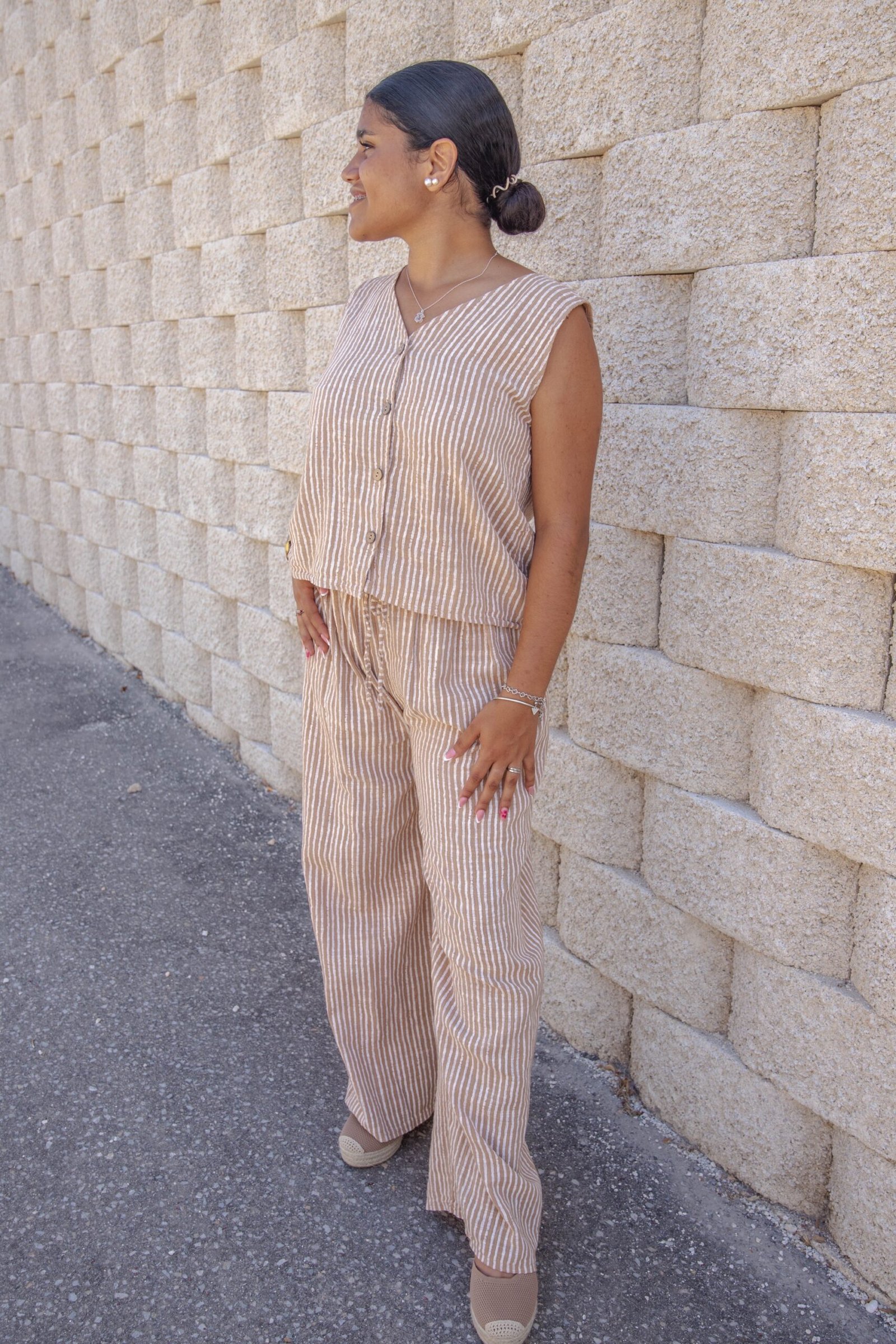 Conjunto dos piezas chaleco y pantalón largo de rayas camel