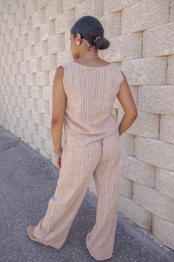 Conjunto dos piezas chaleco y pantalón largo de rayas camel