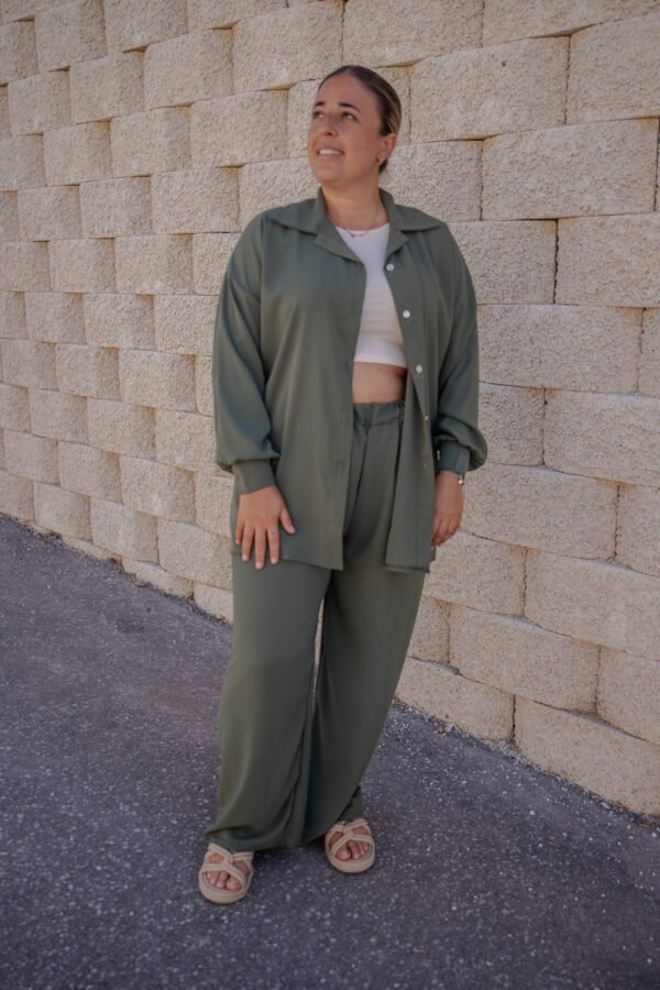 Conjunto dos piezas camisa y pantalón verde caqui