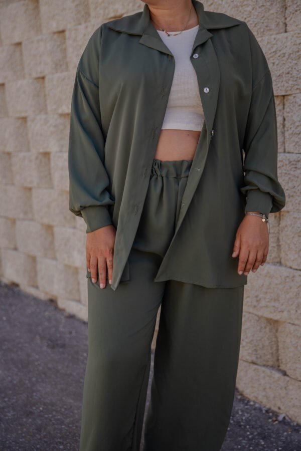 Conjunto dos piezas camisa y pantalón verde caqui